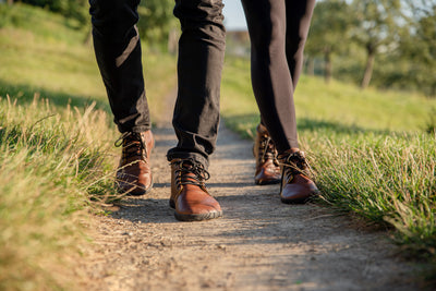 <p>Bolestí zad a hlavy vás může zbavit i změna chůze. České boty navržené fyzioterapeutem pomáhají už po roce</p>